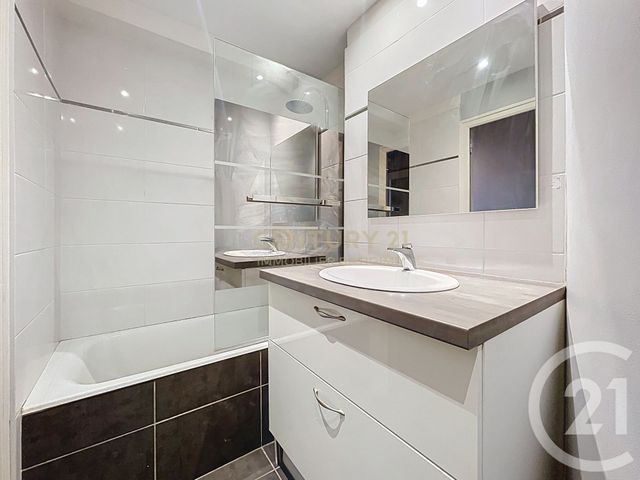 Appartement T4 à louer - 4 pièces - 91.86 m2 - BOURGOIN JALLIEU - 38 - RHONE-ALPES - Century 21 Immobilier Batigimm