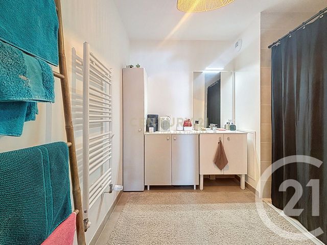 Appartement T3 à vendre - 3 pièces - 62.0 m2 - L ISLE D ABEAU - 38 - RHONE-ALPES - Century 21 Immobilier Batigimm