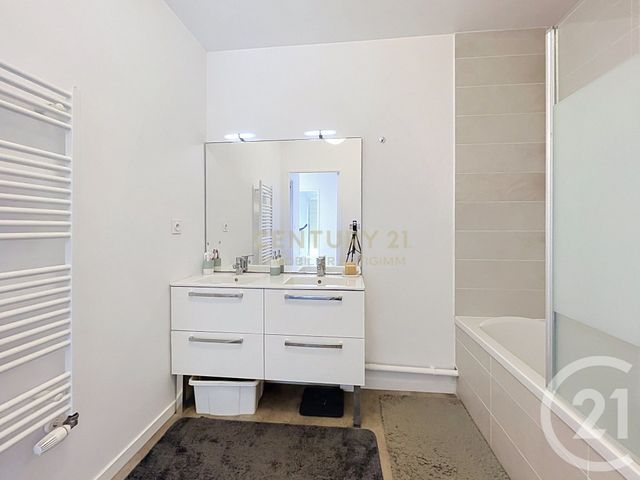 Appartement T4 à vendre - 4 pièces - 76.34 m2 - L ISLE D ABEAU - 38 - RHONE-ALPES - Century 21 Immobilier Batigimm